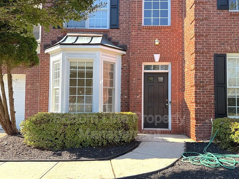 3 bed, 2.5 bath, 2100 sqft, $2,095 — Photo 2