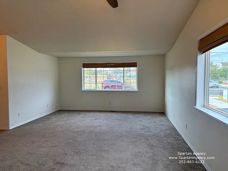 1020 Academy St — Photo 3