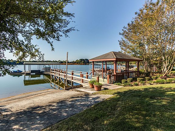 3rd image of 105 McKinney Cir