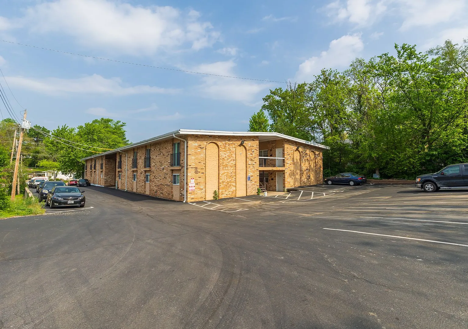 Cunningham Apartments — Photo 3