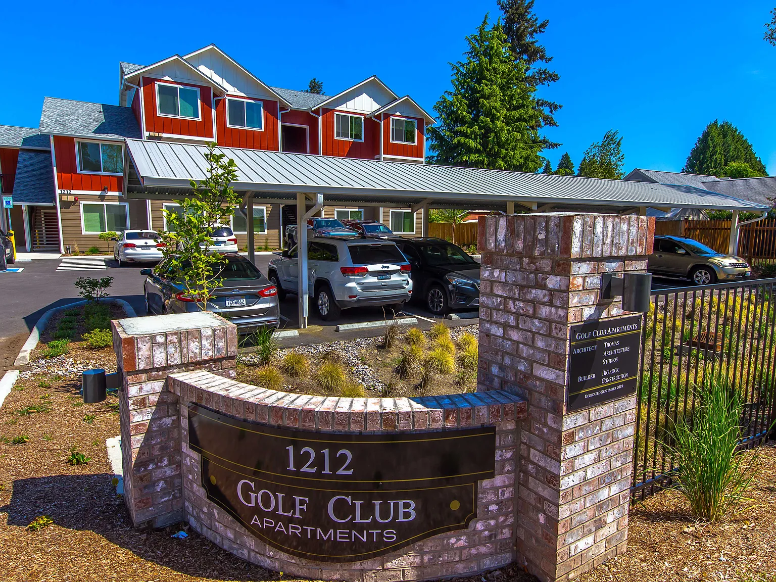 Golf Club Apartments — Photo 2