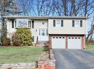 4 Hickory Ln, Garnerville, NY 10923