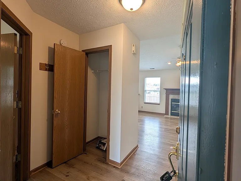 90 Phillips Ct — Photo 2