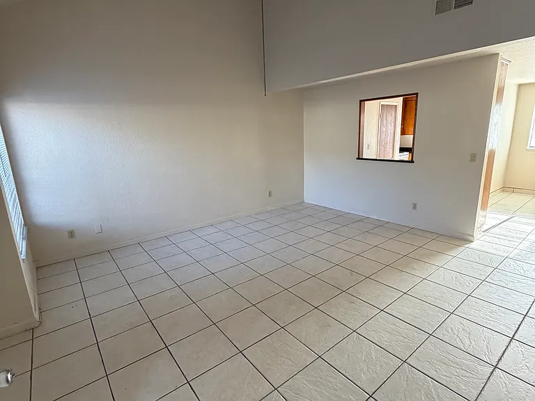600 E Hawkeye Ave #B — Photo 2