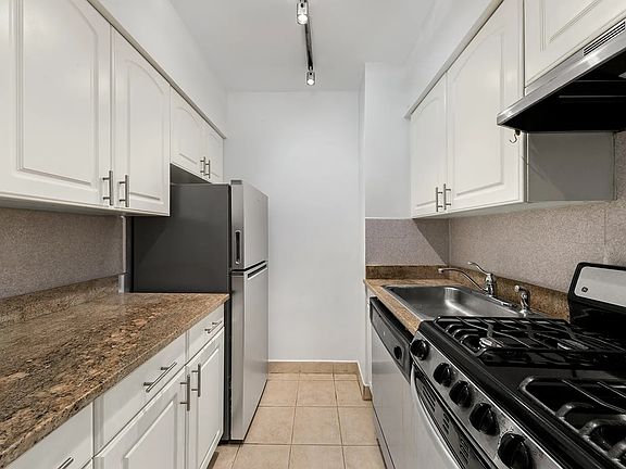 3rd image of 159 W 53rd St APT 30C