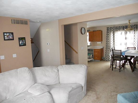 5th image of 454 University Dr