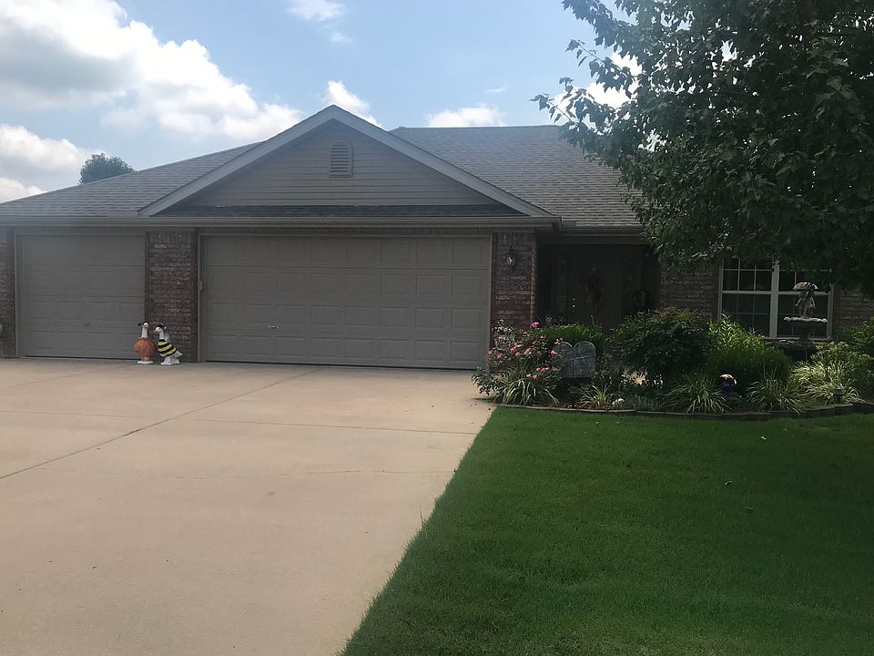 1st image of 407 Lion Dr N