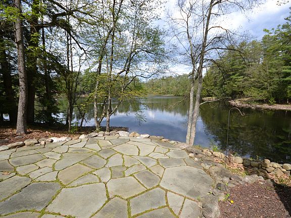 3rd image of 16 Tall Pines Dr