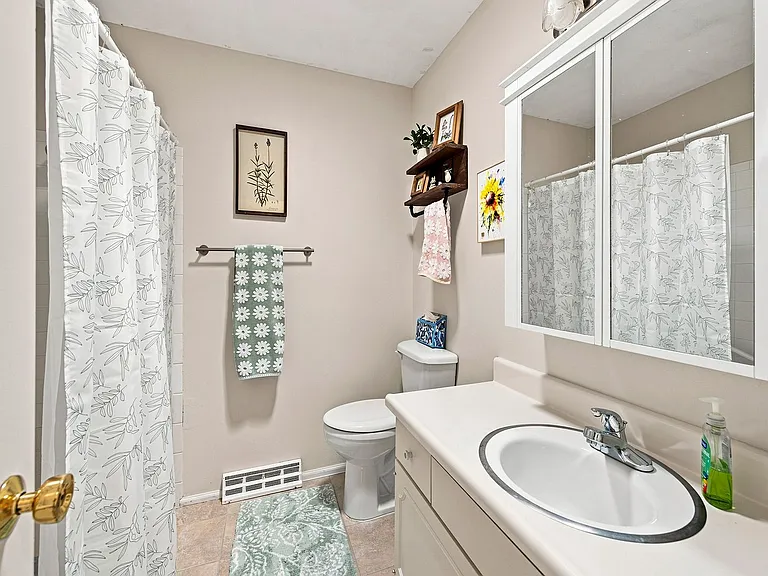 513 Harvard Ln — Photo 12