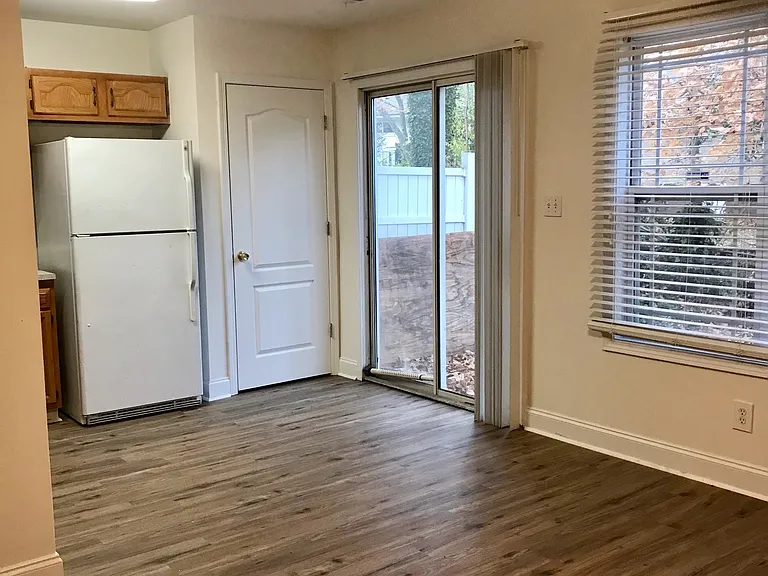 1933 Shamrock Dr — Photo 5