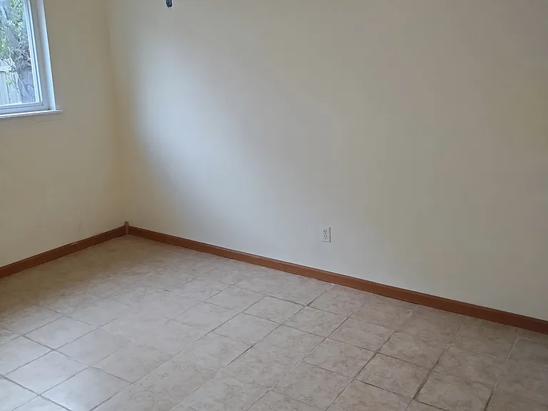 Middle Bedroom.