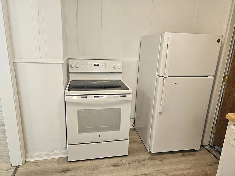 kitchen range and frig with icemaker