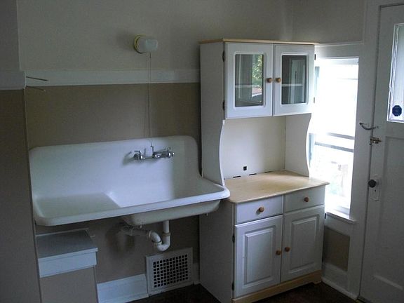 4th image of 3018A N Oakland Ave