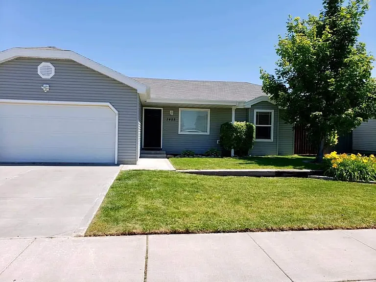 1455 Sommer St — Photo 1