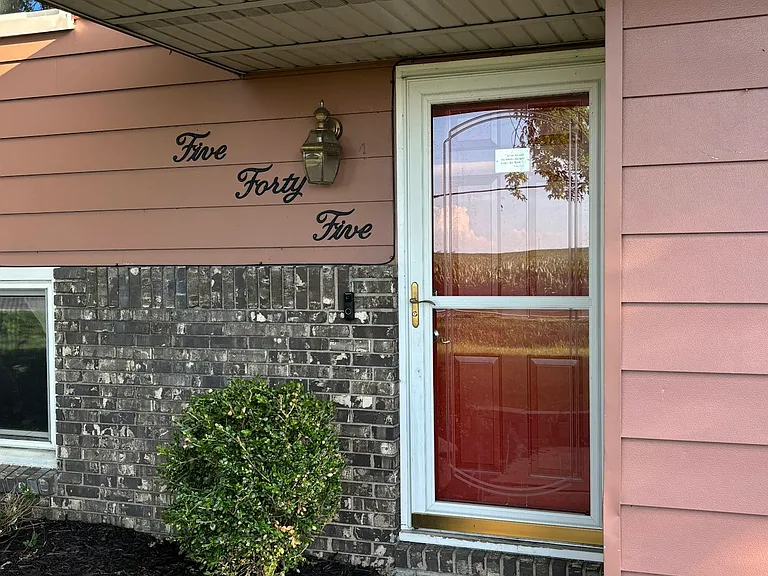 545 W Forsyth Rd — Photo 1