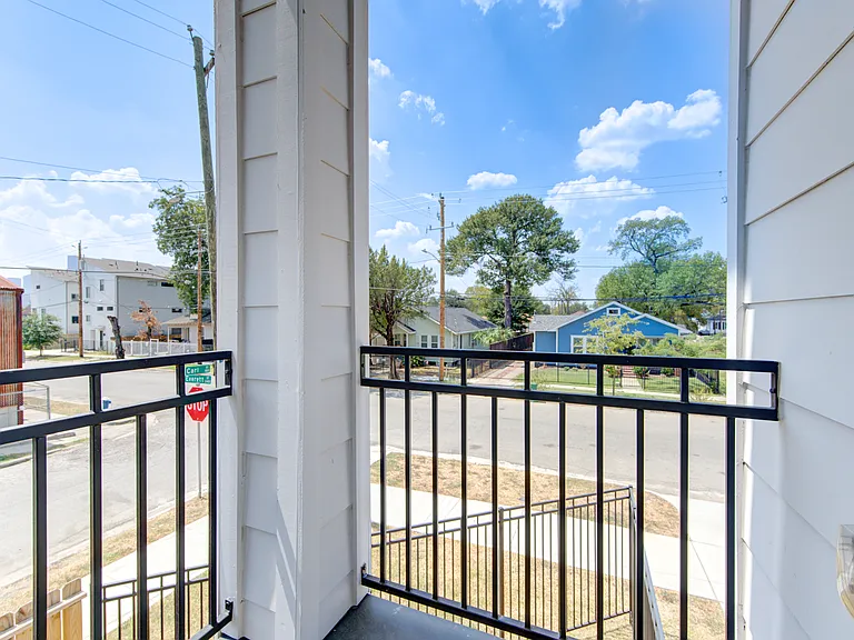 2418 Everett St — Photo 33