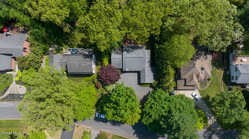 4th image of 10 Longwood Drive