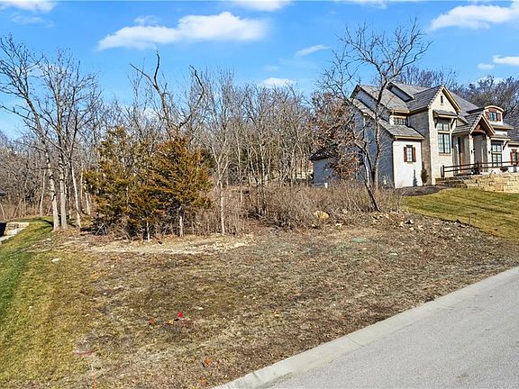 5th image of 90 Cove Ct