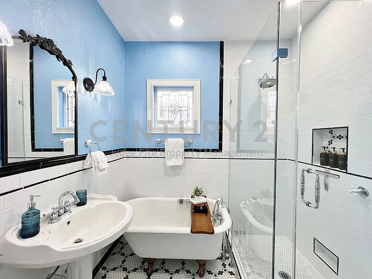 828 W 8th St — Photo 17