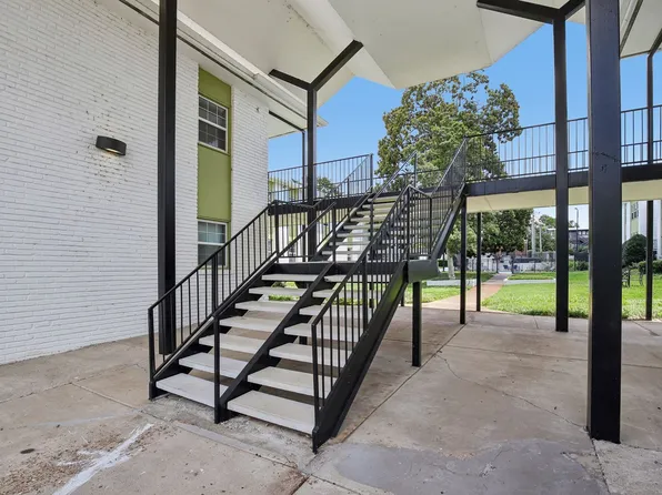 Chateau Apartments - Newly Renovated 1, 2 & 3-Bedrooms at 24th & Hillsboro Village