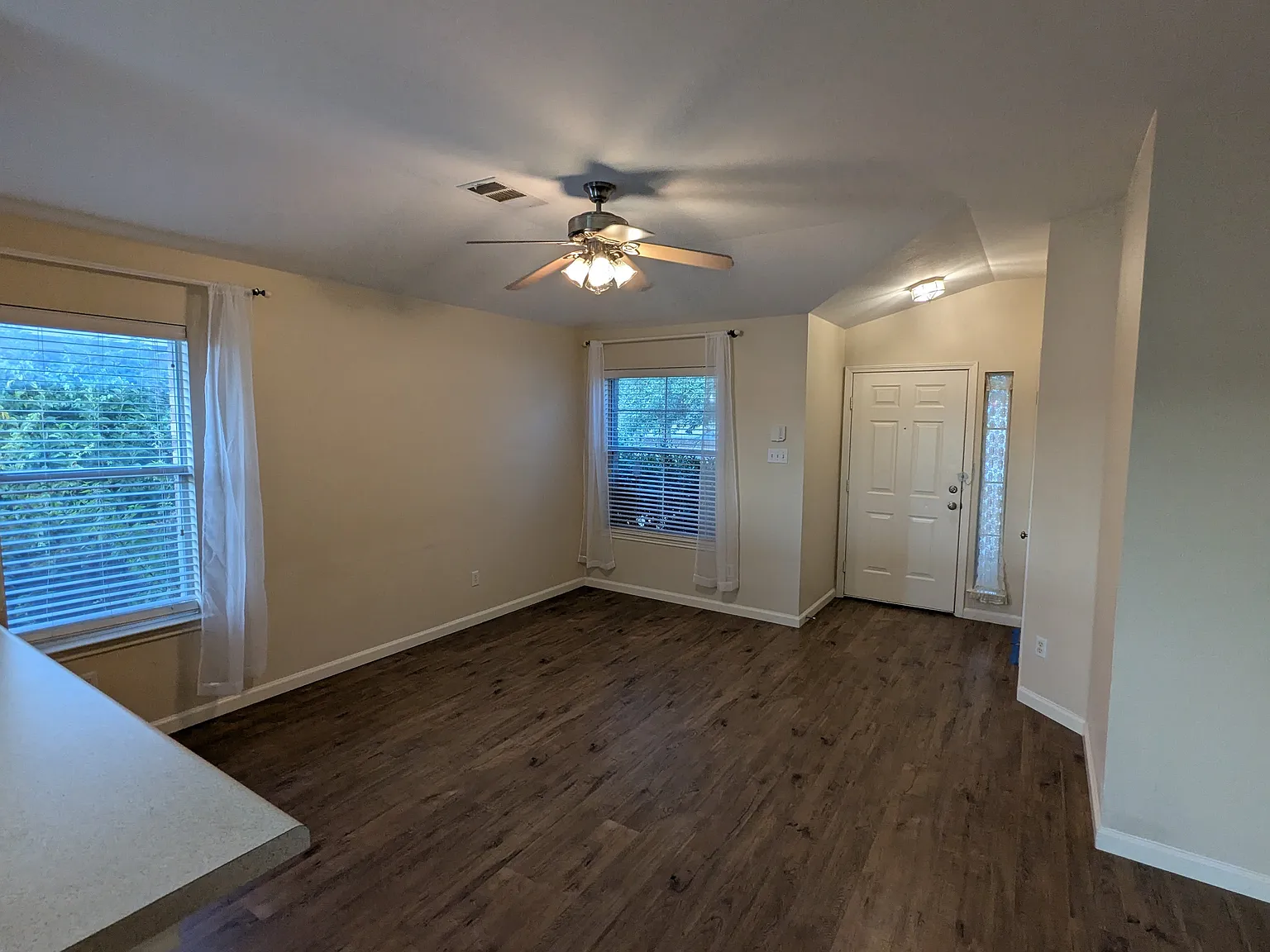 3 bed, 1222 sqft, $1,900 — Photo 2