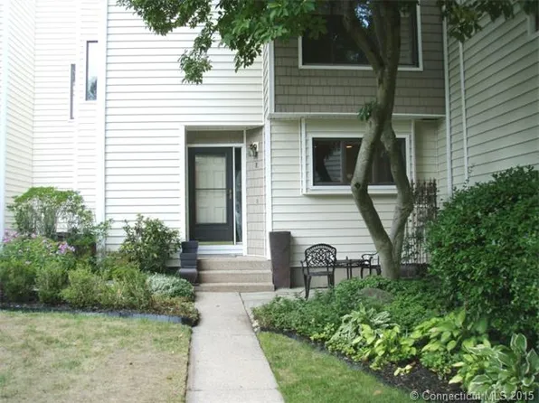 8 Currier Ct, Cheshire, CT 06410