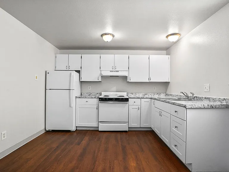 484-Parkway Apartments — Photo 6