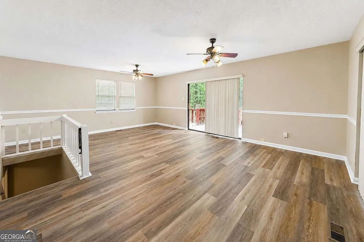 3 bed, 2.5 bath, 1953 sqft, $1,895 — Photo 2