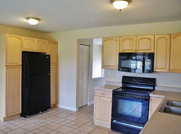 4th image of 3265 E Owen St