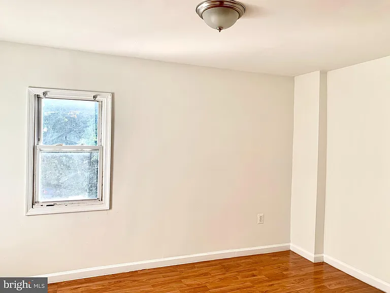 221 Baker St — Photo 30
