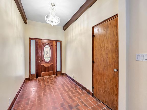 4th image of 715 W 5th St
