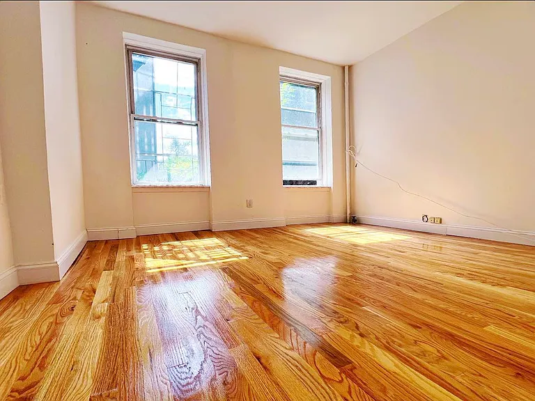 256 12th St #2R — Photo 9