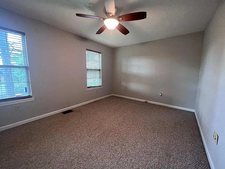 122 Westwood Cir #B — Photo 2