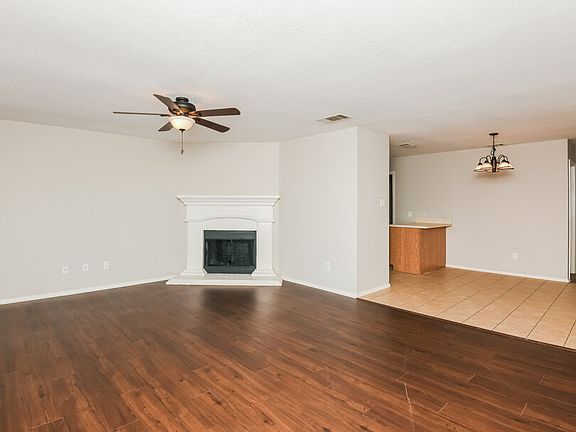 4th image of 744 Bur Oak Dr