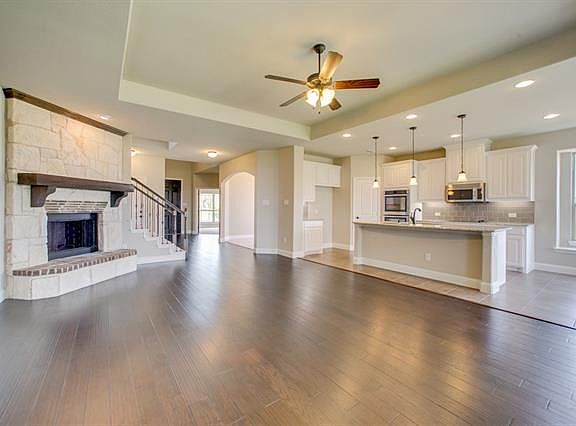 3rd image of 205 Crestlyn Dr