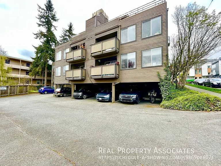 4312 Woodland Park Ave N #105 — Photo 16
