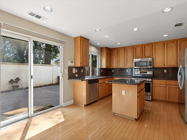 2056 Olivia Ct — Photo 14