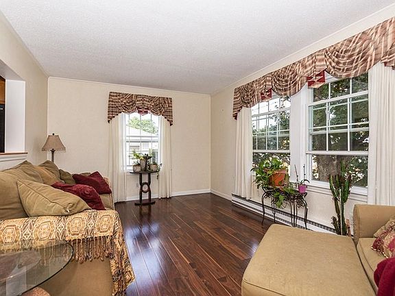 2nd image of 9 Pembroke Dr