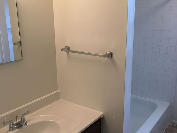 4th image of 100 Drew Ln APT 4