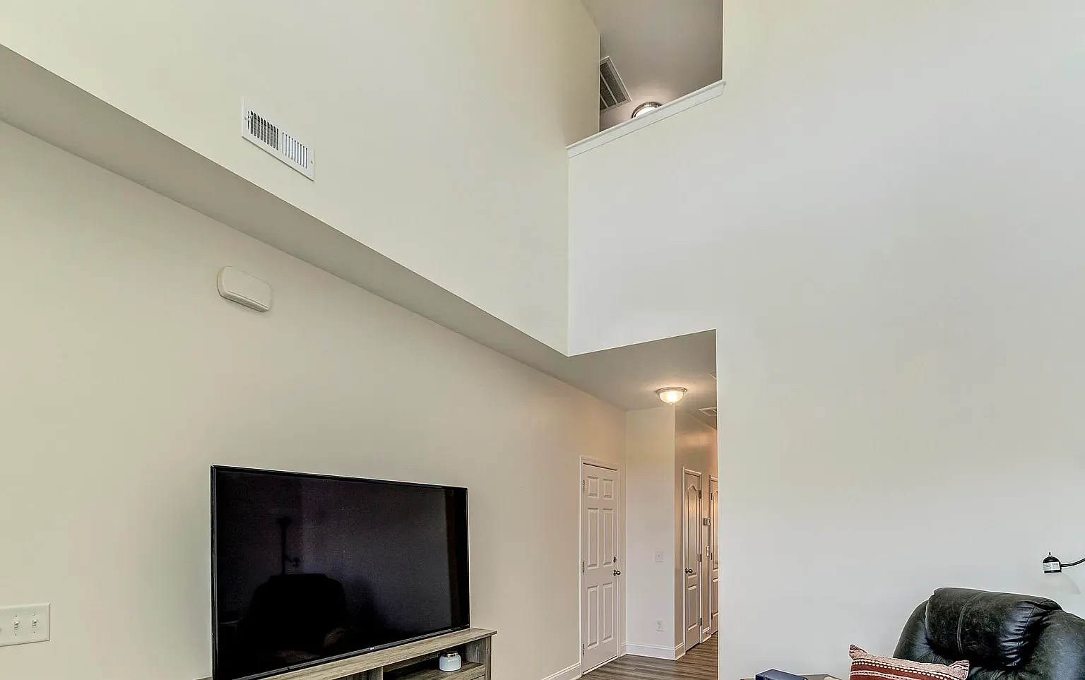 3 bed, 2.5 bath, 1704 sqft, $1,800 — Photo 2