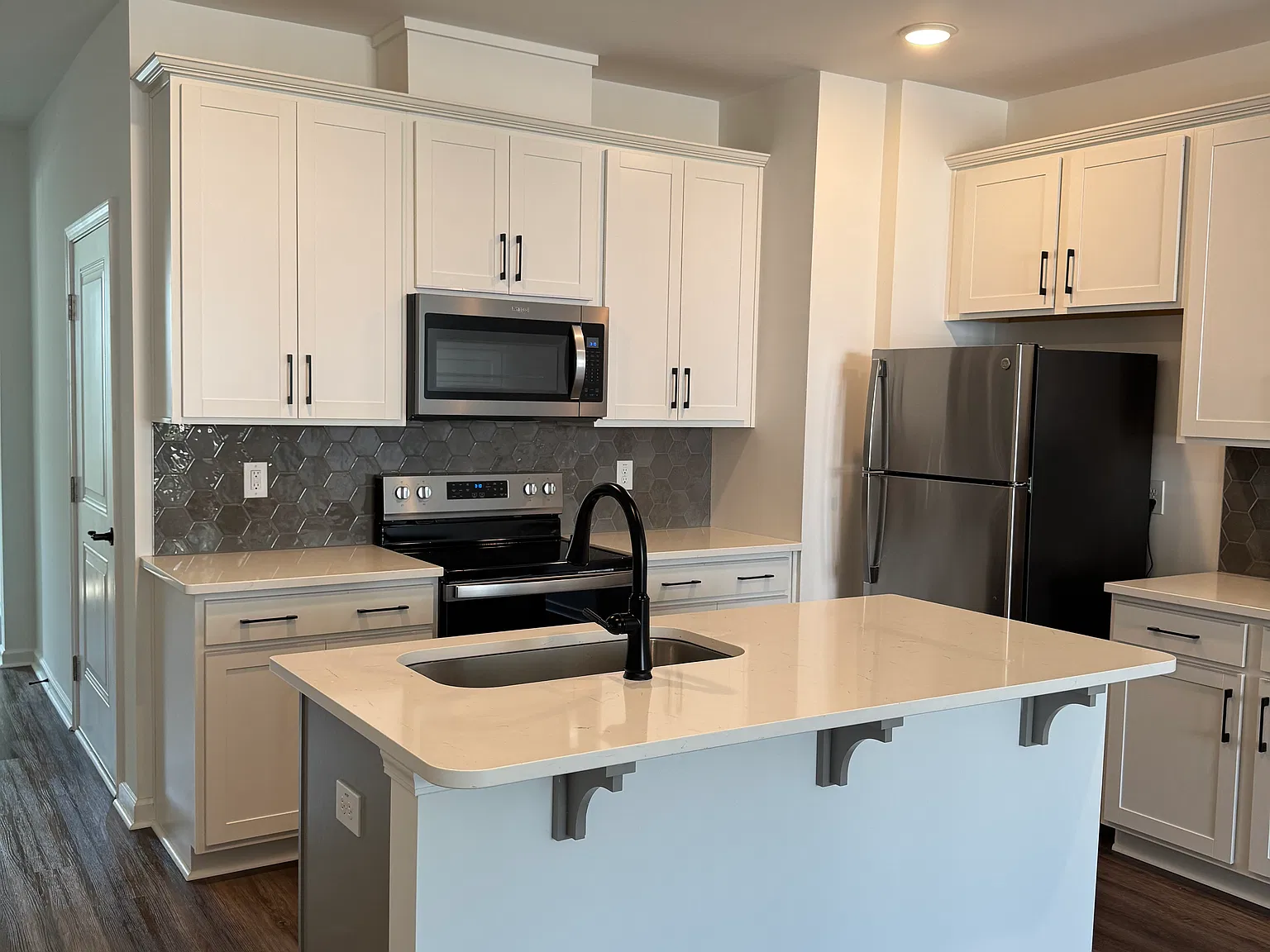 3 bed, 2.5 bath, 1726 sqft, $2,250 — Photo 3