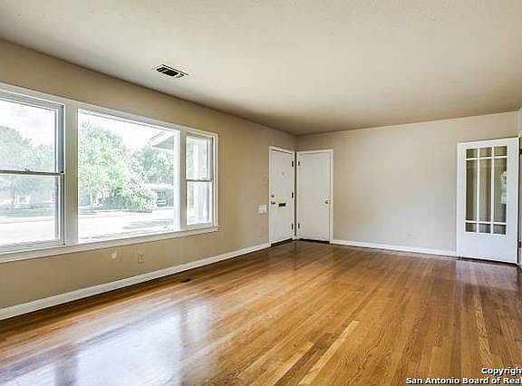 5th image of 402 Larkwood Dr