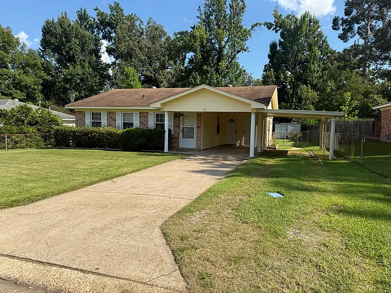 109 Davis Ln — Photo 2