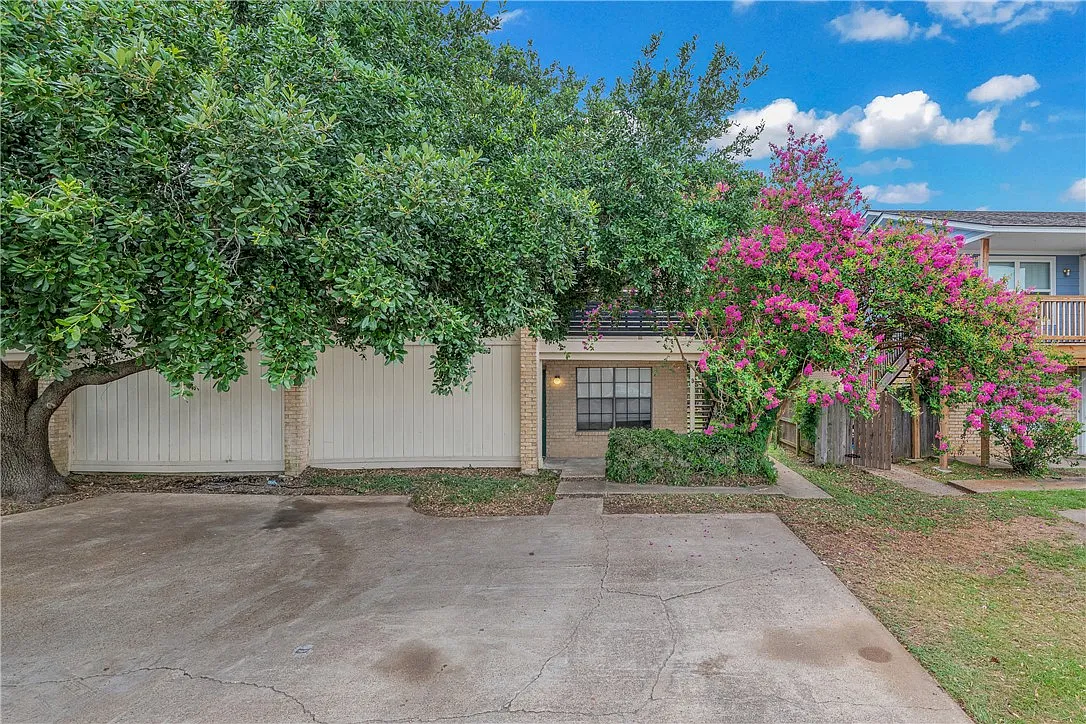 Building Photo - 810 Navarro Dr #D