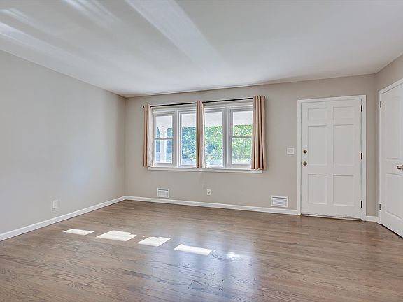 4th image of 15 Woodmere St #15