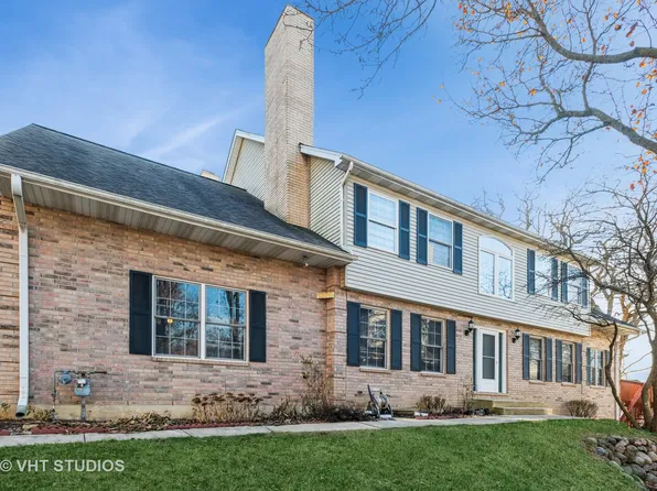 1370 Laurel Oaks Dr, Streamwood, IL 60107