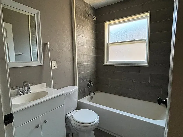 411 Ryburn Ave — Photo 4
