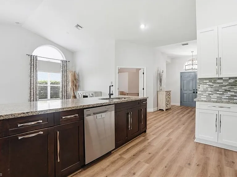 670 Lambton Ln — Photo 8