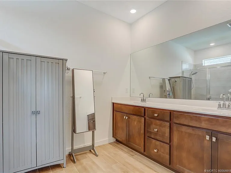 1630 NE Skyhigh Ter — Photo 21