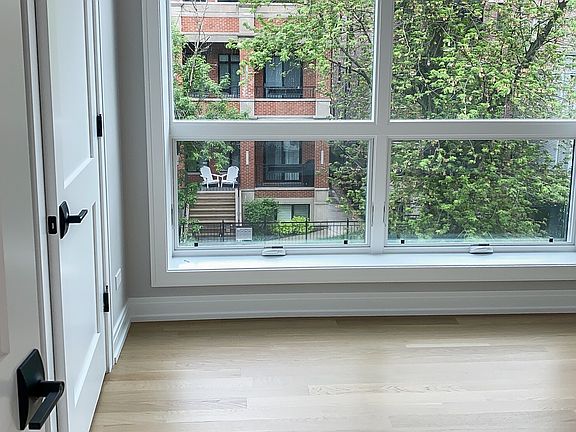 3rd image of 1051 W Cornelia Ave #303